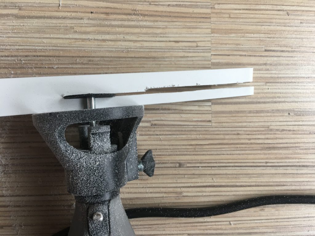 De plastic strip wordt met een dremel doormidden gezaagd